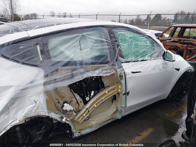 Tesla Model Y 2023 LRWYGDEF8PC136496 Image 14