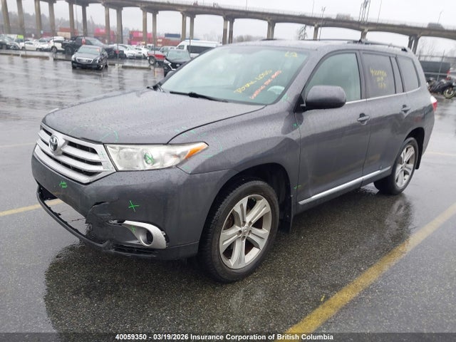 2013 Toyota Highlander V6 მანქანა იყიდება აუქციონზე, vin: 5TDBK3EH4DS221896, აუქციონის ნომერი: 40059350