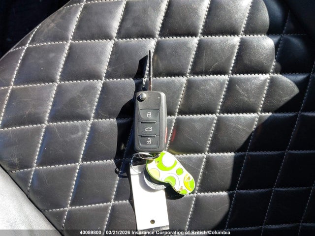 3VWJD7AT9KM700946 Volkswagen Beetle Se