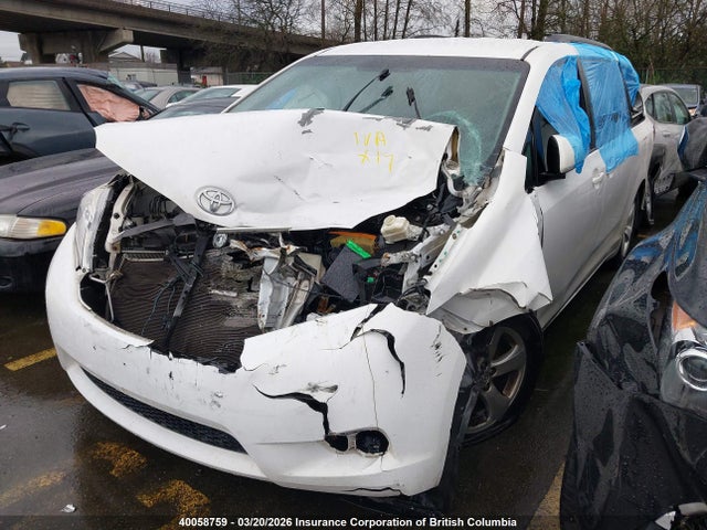 5TDKK3DC1GS702084 Toyota SIENNA LE