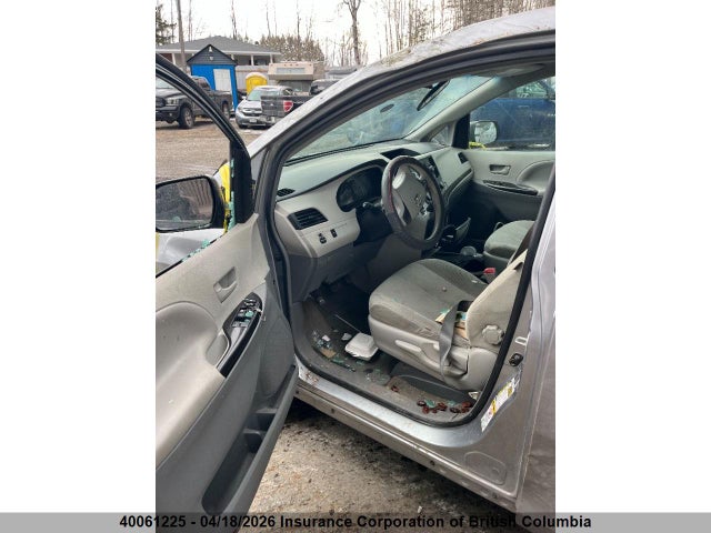 2013 Toyota Sienna მანქანა იყიდება აუქციონზე, vin: 5TDZK3DC8DS339700, აუქციონის ნომერი: 40061225