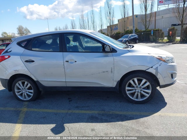 KM8JT3AF0FU080073 Hyundai TUCSON GLS