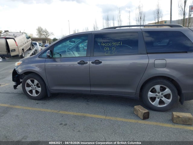 2011 Toyota Sienna მანქანა იყიდება აუქციონზე, vin: 5TDZK3DC7BS097012, აუქციონის ნომერი: 40063521
