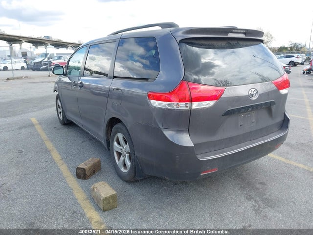 2011 Toyota Sienna მანქანა იყიდება აუქციონზე, vin: 5TDZK3DC7BS097012, აუქციონის ნომერი: 40063521
