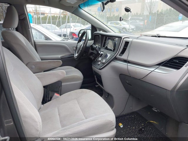 2015 Toyota Sienna 7 Passenger მანქანა იყიდება აუქციონზე, vin: 5TDZK3DC9FS534353, აუქციონის ნომერი: 40064104