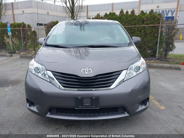 2014 Toyota Sienna Le 8 Passenger მანქანა იყიდება აუქციონზე, vin: 5TDKK3DC1ES432478, აუქციონის ნომერი: 40064586
