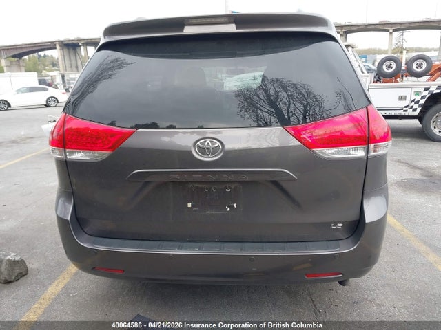 2014 Toyota Sienna Le 8 Passenger მანქანა იყიდება აუქციონზე, vin: 5TDKK3DC1ES432478, აუქციონის ნომერი: 40064586