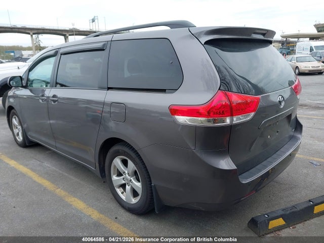 2014 Toyota Sienna Le 8 Passenger მანქანა იყიდება აუქციონზე, vin: 5TDKK3DC1ES432478, აუქციონის ნომერი: 40064586
