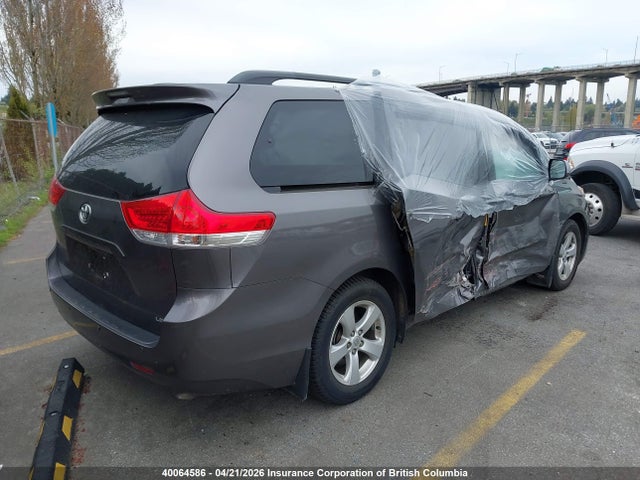 2014 Toyota Sienna Le 8 Passenger მანქანა იყიდება აუქციონზე, vin: 5TDKK3DC1ES432478, აუქციონის ნომერი: 40064586