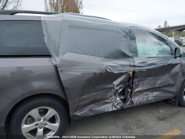 2014 Toyota Sienna Le 8 Passenger მანქანა იყიდება აუქციონზე, vin: 5TDKK3DC1ES432478, აუქციონის ნომერი: 40064586