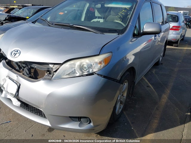 40063949 :رقم المزاد ، 5TDKK3DC1DS311755 vin ، 2013 Toyota Sienna Le مزاد بيع