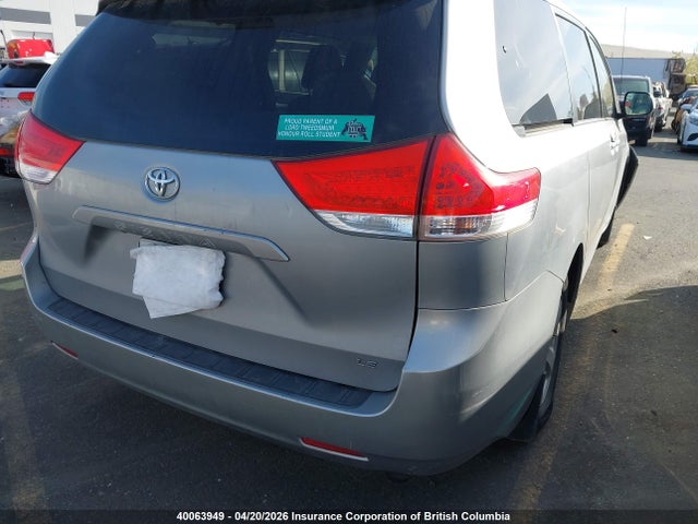 40063949 :رقم المزاد ، 5TDKK3DC1DS311755 vin ، 2013 Toyota Sienna Le مزاد بيع