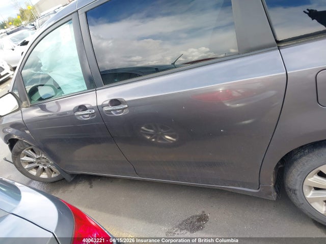 40063221 :رقم المزاد ، 5TDDK3DC5BS012629 vin ، 2011 Toyota Sienna Xle/limited مزاد بيع