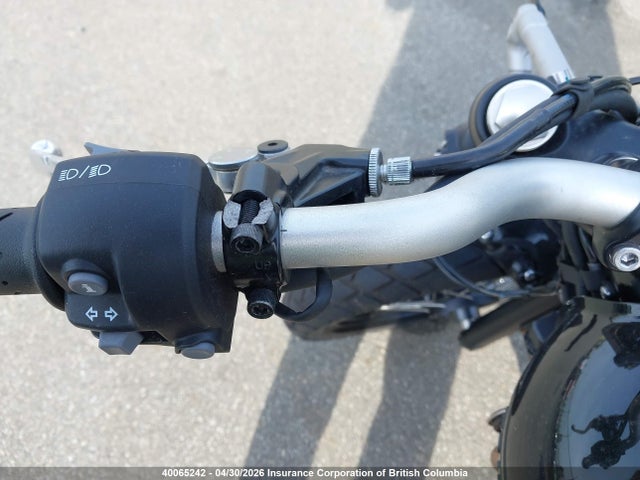 40065242 :رقم المزاد ، SMTD44G70RTBS9985 vin ، 2024 Triumph Motorcycle Scrambler 900 مزاد بيع