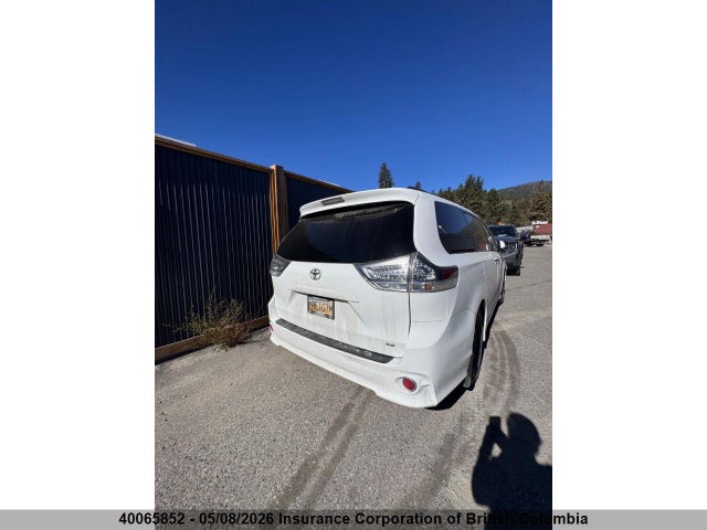 2015 Toyota Sienna Se 8 Passenger მანქანა იყიდება აუქციონზე, vin: 5TDXK3DC6FS558116, აუქციონის ნომერი: 40065852