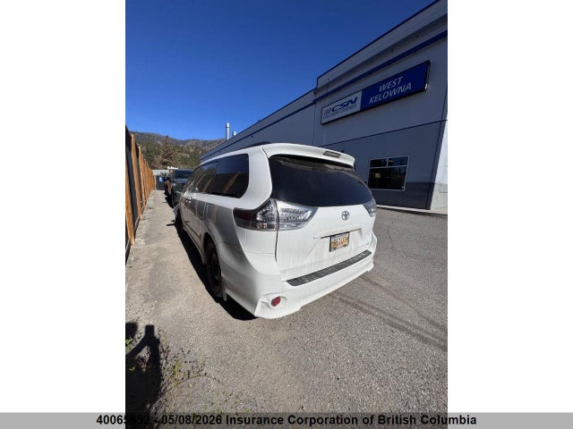 2015 Toyota Sienna Se 8 Passenger მანქანა იყიდება აუქციონზე, vin: 5TDXK3DC6FS558116, აუქციონის ნომერი: 40065852