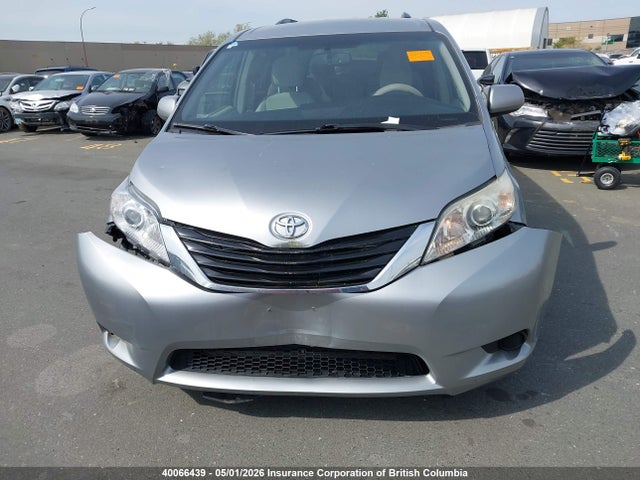 2015 Toyota Sienna Le 8 Passenger მანქანა იყიდება აუქციონზე, vin: 5TDKK3DC7FS685662, აუქციონის ნომერი: 40066439