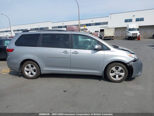 2015 Toyota Sienna Le 8 Passenger მანქანა იყიდება აუქციონზე, vin: 5TDKK3DC7FS685662, აუქციონის ნომერი: 40066439