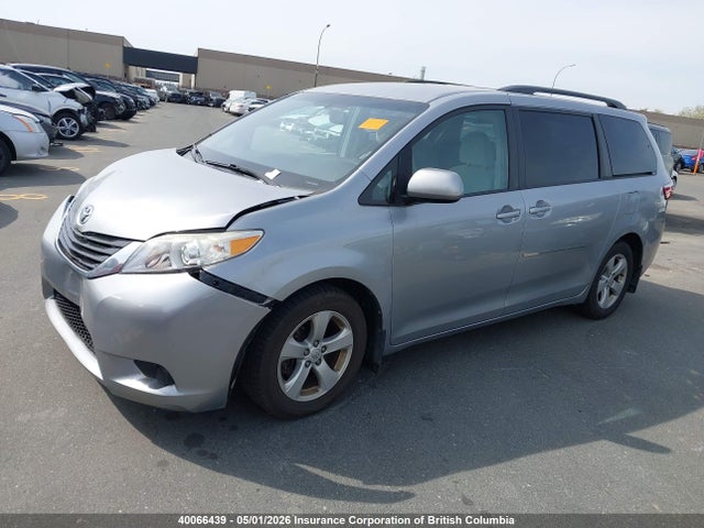 2015 Toyota Sienna Le 8 Passenger მანქანა იყიდება აუქციონზე, vin: 5TDKK3DC7FS685662, აუქციონის ნომერი: 40066439