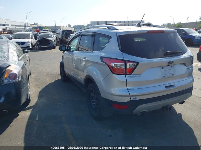 1FMCU9J94JUA13942 Ford Escape Titanium