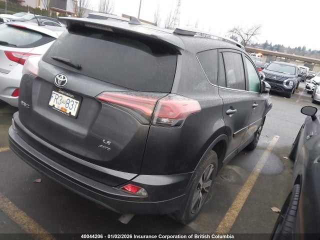 40044206 :رقم المزاد ، 2T3BFREV9JW727618 vin ، 2018 Toyota Rav4 Le مزاد بيع