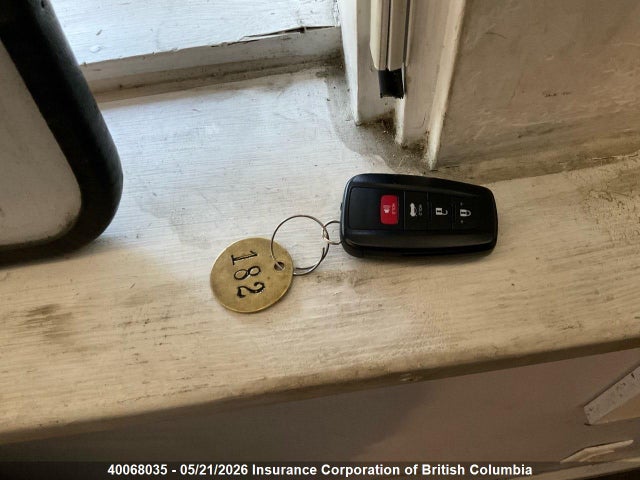 40068035 :رقم المزاد ، 4T1K31AK2NU039691 vin ، 2022 Toyota Camry مزاد بيع