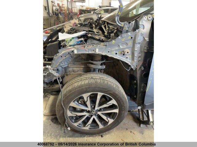 40068752 :رقم المزاد ، 7MUBAABG0RV097075 vin ، 2024 Toyota Corolla Cross Le مزاد بيع