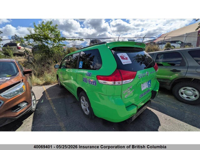 40069401 :رقم المزاد ، 5TDKA3DC1BS005932 vin ، 2011 Toyota Sienna Le مزاد بيع