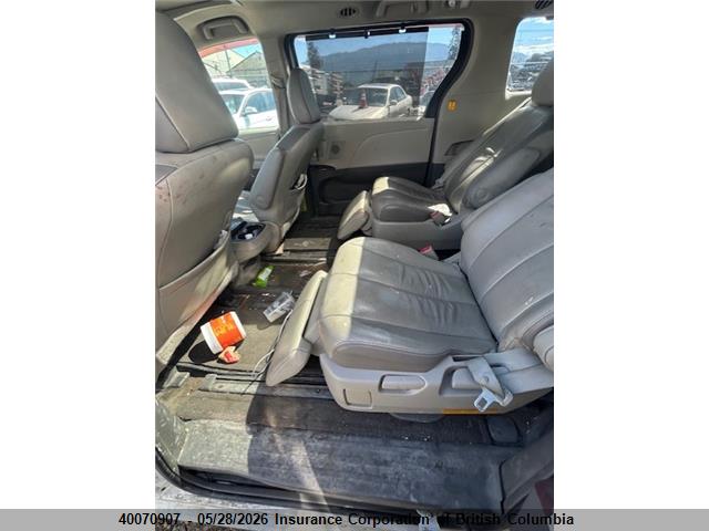 40070907 :رقم المزاد ، 5TDDK3DC6DS062099 vin ، 2013 Toyota Sienna Xle/limited مزاد بيع