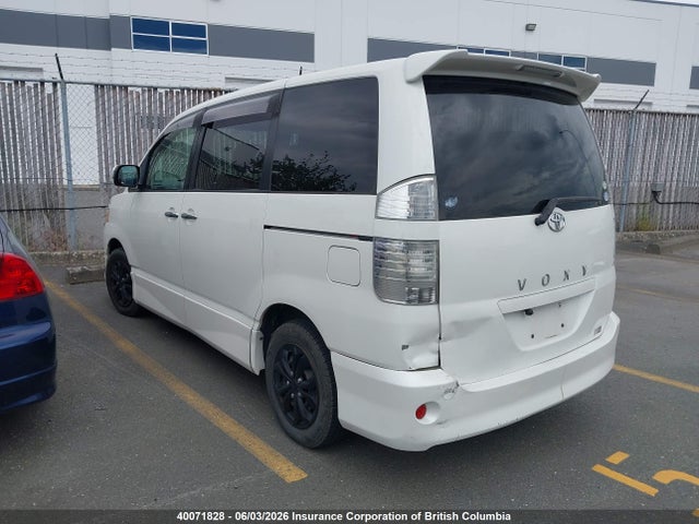 40071828 :رقم المزاد ، AZR600401588 vin ، 2005 Toyota Voxy مزاد بيع
