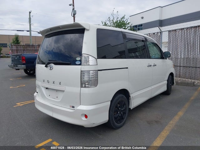 40071828 :رقم المزاد ، AZR600401588 vin ، 2005 Toyota Voxy مزاد بيع