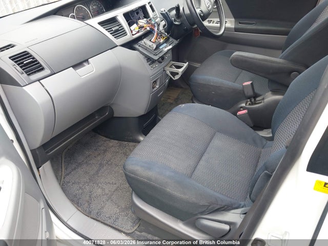 40071828 :رقم المزاد ، AZR600401588 vin ، 2005 Toyota Voxy مزاد بيع