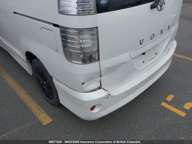 40071828 :رقم المزاد ، AZR600401588 vin ، 2005 Toyota Voxy مزاد بيع