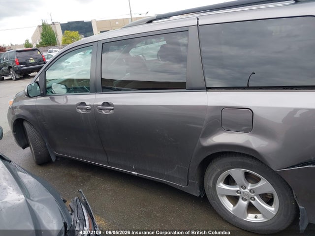 2017 Toyota Sienna Le მანქანა იყიდება აუქციონზე, vin: 5TDKZ3DC1HS785173, აუქციონის ნომერი: 40072109