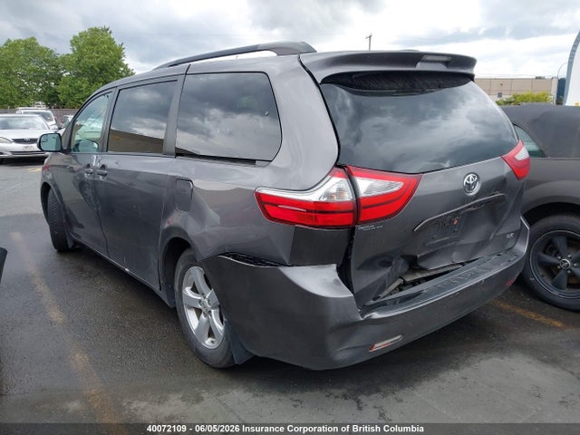2017 Toyota Sienna Le მანქანა იყიდება აუქციონზე, vin: 5TDKZ3DC1HS785173, აუქციონის ნომერი: 40072109