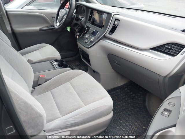 2017 Toyota Sienna Le მანქანა იყიდება აუქციონზე, vin: 5TDKZ3DC1HS785173, აუქციონის ნომერი: 40072109