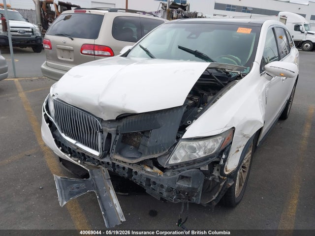 Lincoln MKT 2014 2LMHJ5AT2EBL50127 Image 2
