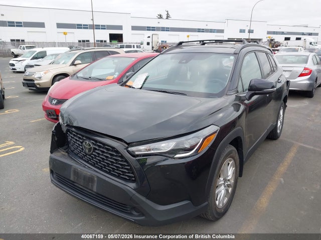 40067159 :رقم المزاد ، 7MUBAABG9NV040982 vin ، 2022 Toyota Corolla Cross Le مزاد بيع