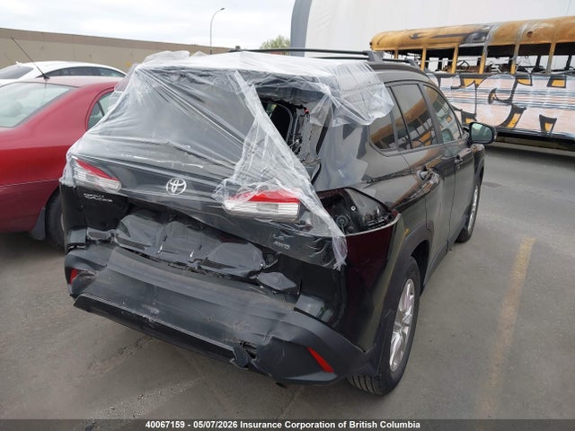 40067159 :رقم المزاد ، 7MUBAABG9NV040982 vin ، 2022 Toyota Corolla Cross Le مزاد بيع