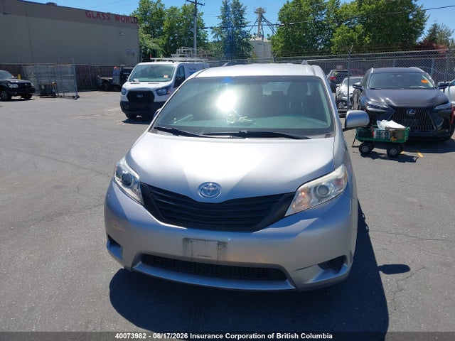 5TDZZ3DC6HS794532 Toyota Sienna