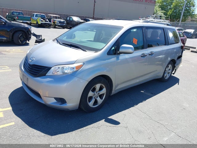 5TDZZ3DC6HS794532 Toyota Sienna