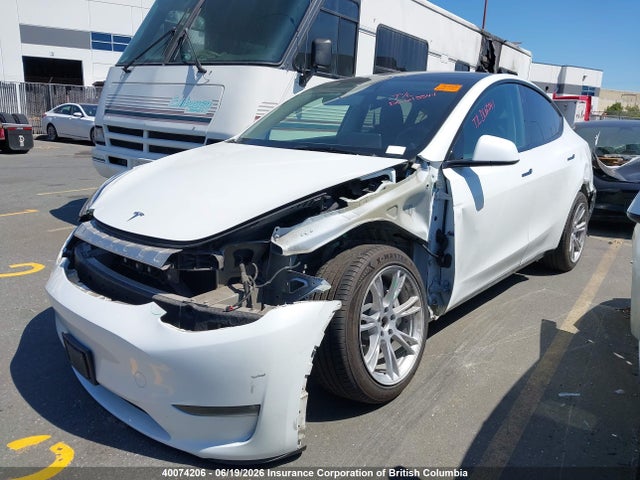 Tesla Model Y 2024 7SAYGDEE7RF044296 Image 2