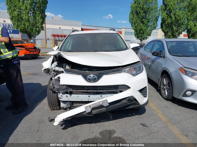 40074634 :رقم المزاد ، 2T3BFREV9JW844504 vin ، 2018 Toyota Rav4 مزاد بيع