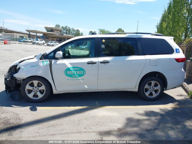 2017 Toyota Sienna მანქანა იყიდება აუქციონზე, vin: 5TDZZ3DC4HS798272, აუქციონის ნომერი: 40075169