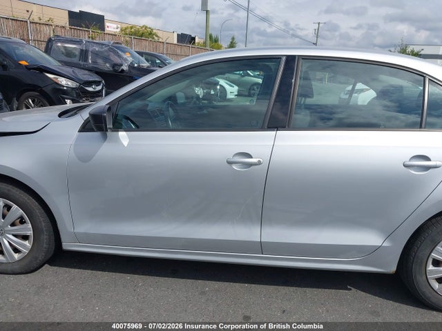 2013 Volkswagen Jetta მანქანა იყიდება აუქციონზე, vin: 3VW2K7AJ4DM271923, აუქციონის ნომერი: 40075969
