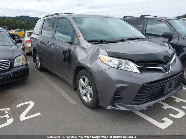 2018 Toyota Sienna Le 8-passenger მანქანა იყიდება აუქციონზე, vin: 5TDKZ3DC5JS954200, აუქციონის ნომერი: 40076282