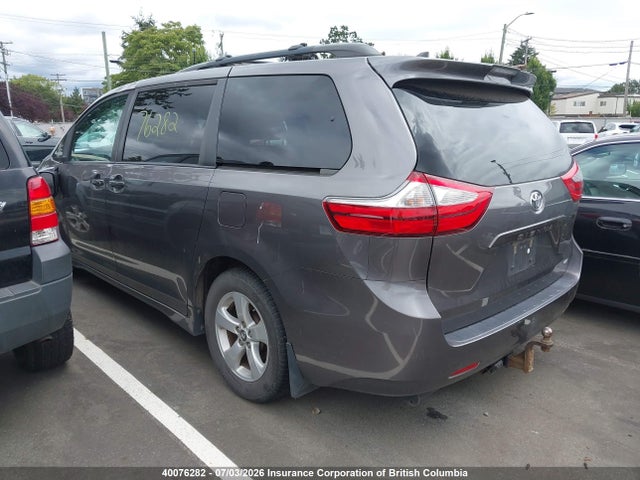 2018 Toyota Sienna Le 8-passenger მანქანა იყიდება აუქციონზე, vin: 5TDKZ3DC5JS954200, აუქციონის ნომერი: 40076282