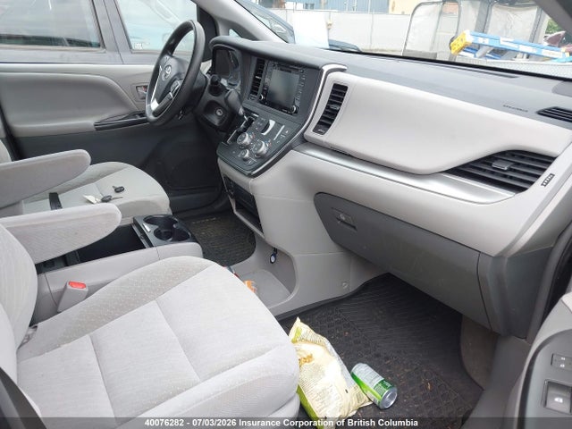 2018 Toyota Sienna Le 8-passenger მანქანა იყიდება აუქციონზე, vin: 5TDKZ3DC5JS954200, აუქციონის ნომერი: 40076282