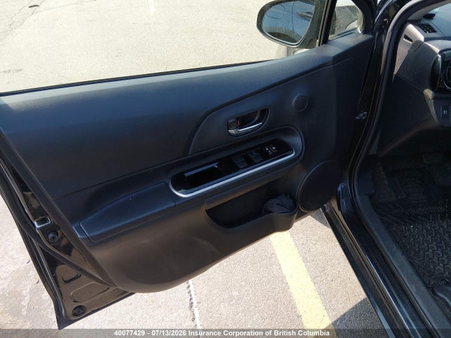 Toyota PRIUS C 2016 JTDKDTB32G1127701 Image 12