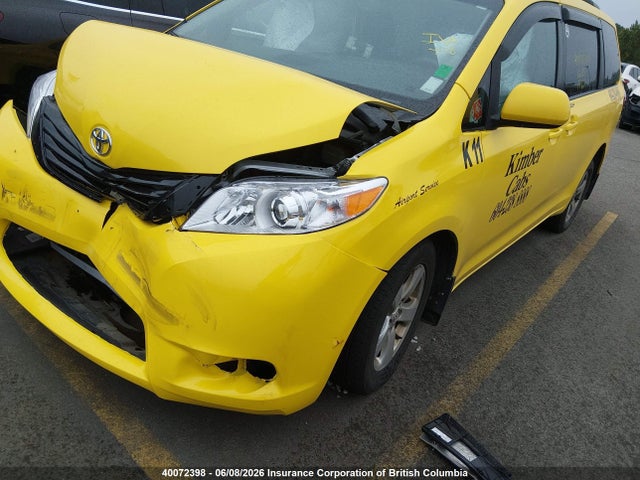 Toyota SIENNA LE 2017 5TDKZ3DC2HS766812 Image 2